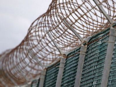 Забор с колючей проволокой. Фото: nv.ua Забор с колючей проволокой. Фото: nv.ua